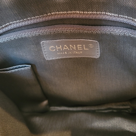 AUTHENTIC Chanel Mademoiselle Ligne Vertical Quilted Leather Camera Bag, Large - Picture 12 of 12